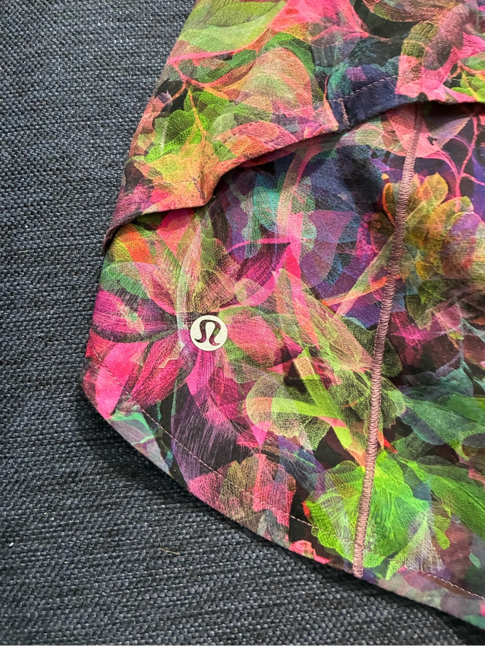 Lululemon Speed Up Mid-Rise Short 4" Vivid size 2 - Picture 7 of 9
